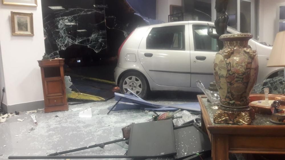 Un coche fuera de control se estrella contra una tienda en las Avenidas de Palma