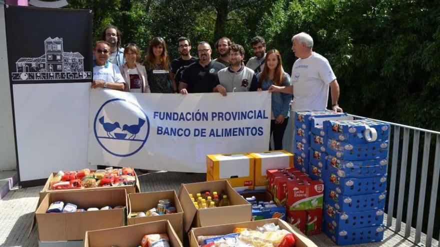 Los organizadores del festival en la entrega de los alimentos. // FdV