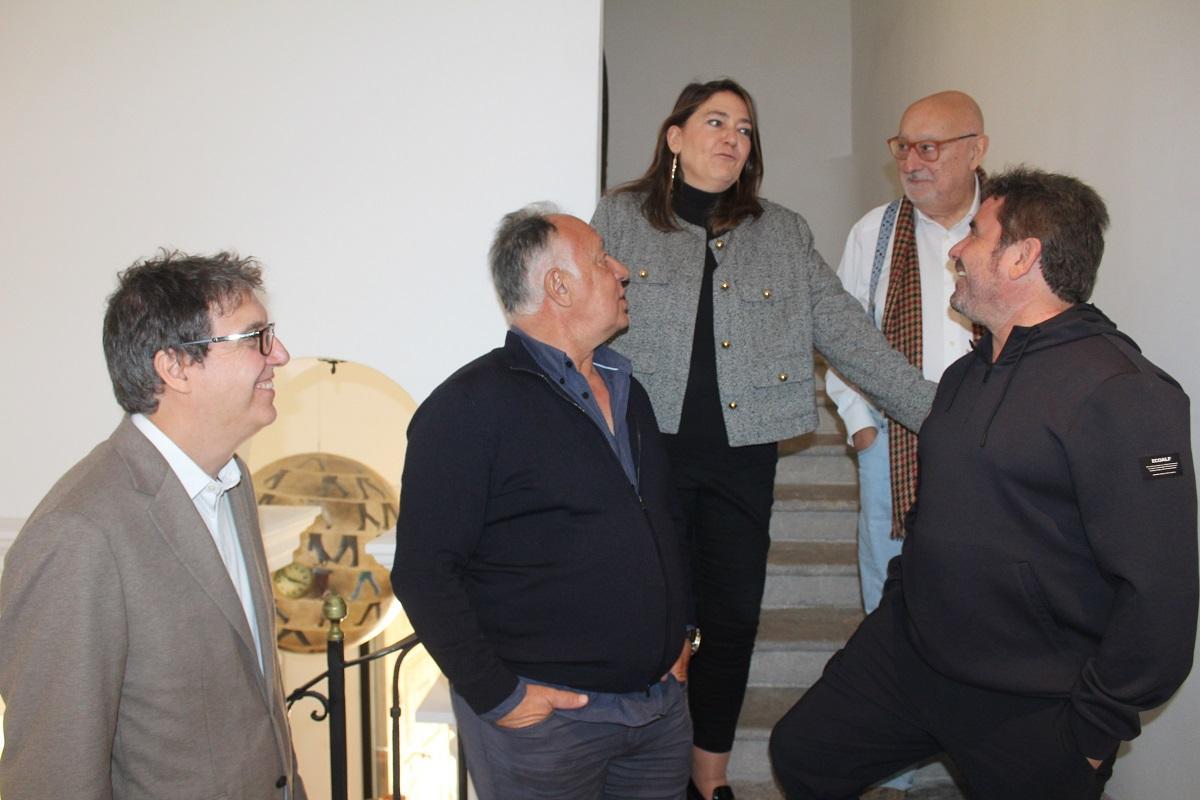 Els ponents i el moderador dialogant durant la trobada a Figueres