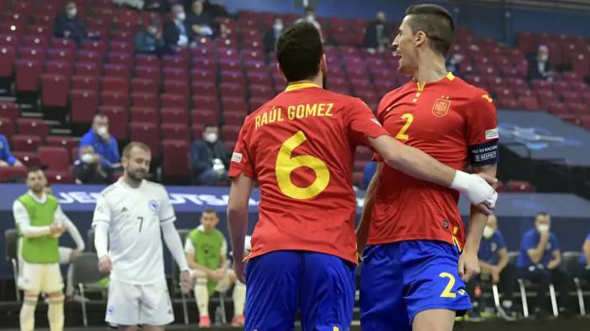 Raúl Gómez celebra con Ortiz el gol que abrió el marcador