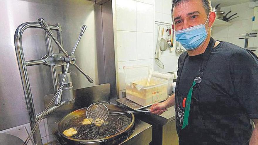 Toni, preparando figues albardaes con la receta de su abuela Anita.