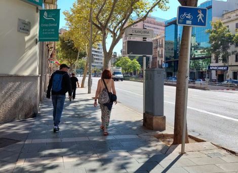 COMTE SALLENT - Este tramo de acera también es lugar de paso de bicicletas y patinetes que salen de Blanquerna y se dirigen a plaza España.