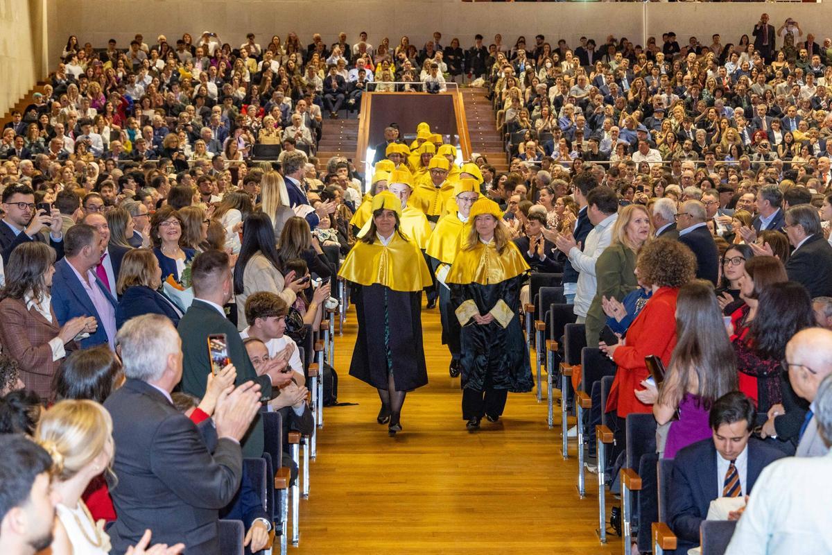 Trescientos alumnos de Medicina de la USC se gradúan con Victoria Sampayo y Andrés Soto como padrinos de la promoción Trescientos alumnos de Medicina de la USC se gradúan con Victoria Sampayo y Andrés Soto como padrinos de la promoción