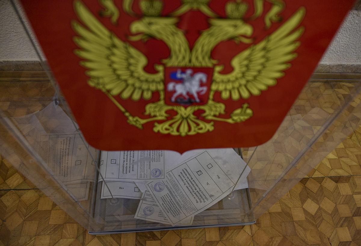 Sevastopol (Crimea), 23/09/2022.- Ballots seen in a ballot box with the Russian coat of arms at a polling station in Sevastopol, Crimea, 23 September 2022. From September 23 to 27, residents of the Donetsk People’s Republic, Luhansk People’s Republic, Kherson and Zaporizhzhia regions will vote in a referendum on joining the Russian Federation. Russian President Vladimir Putin said that the Russian Federation will ensure security at referendums in the DPR, LPR, Zaporizhzhia and Kherson regions and support their results. (Rusia) EFE/EPA/STRINGER