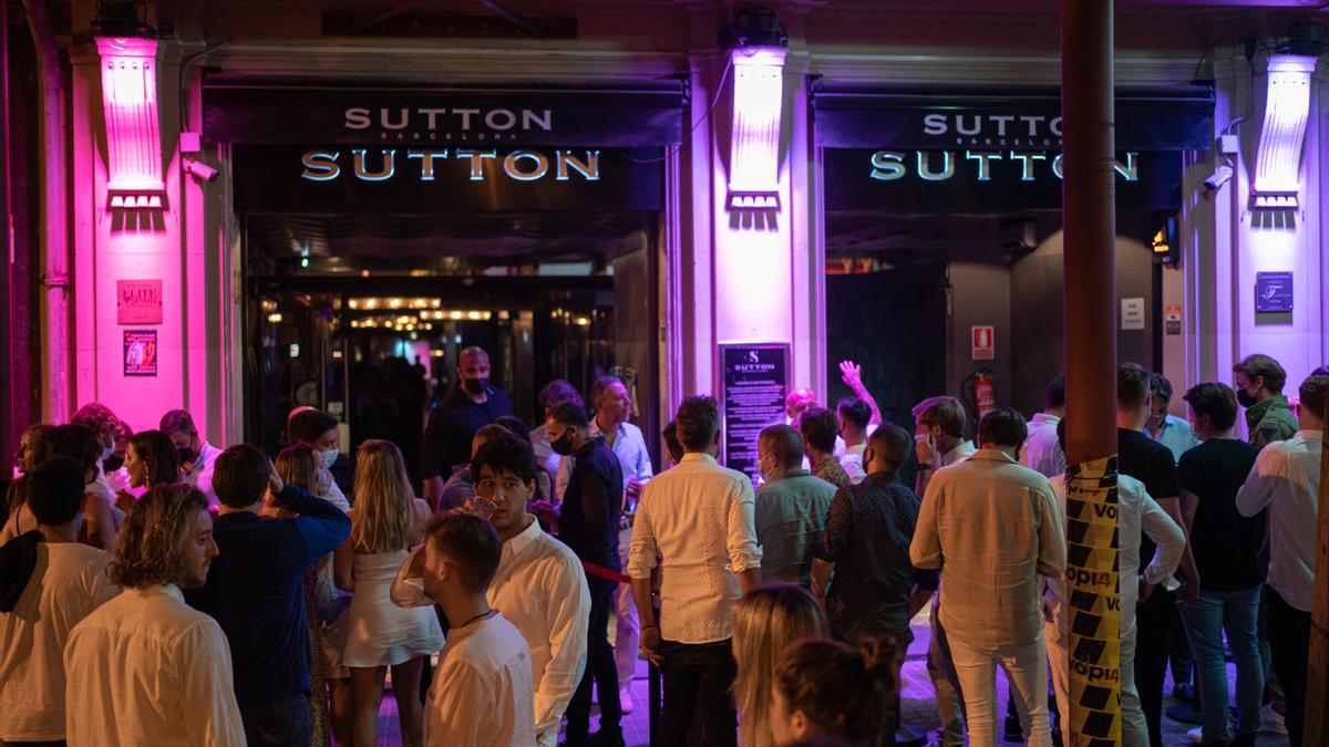 Jóvenes esperan en la puerta de una discoteca de Barcelona.
