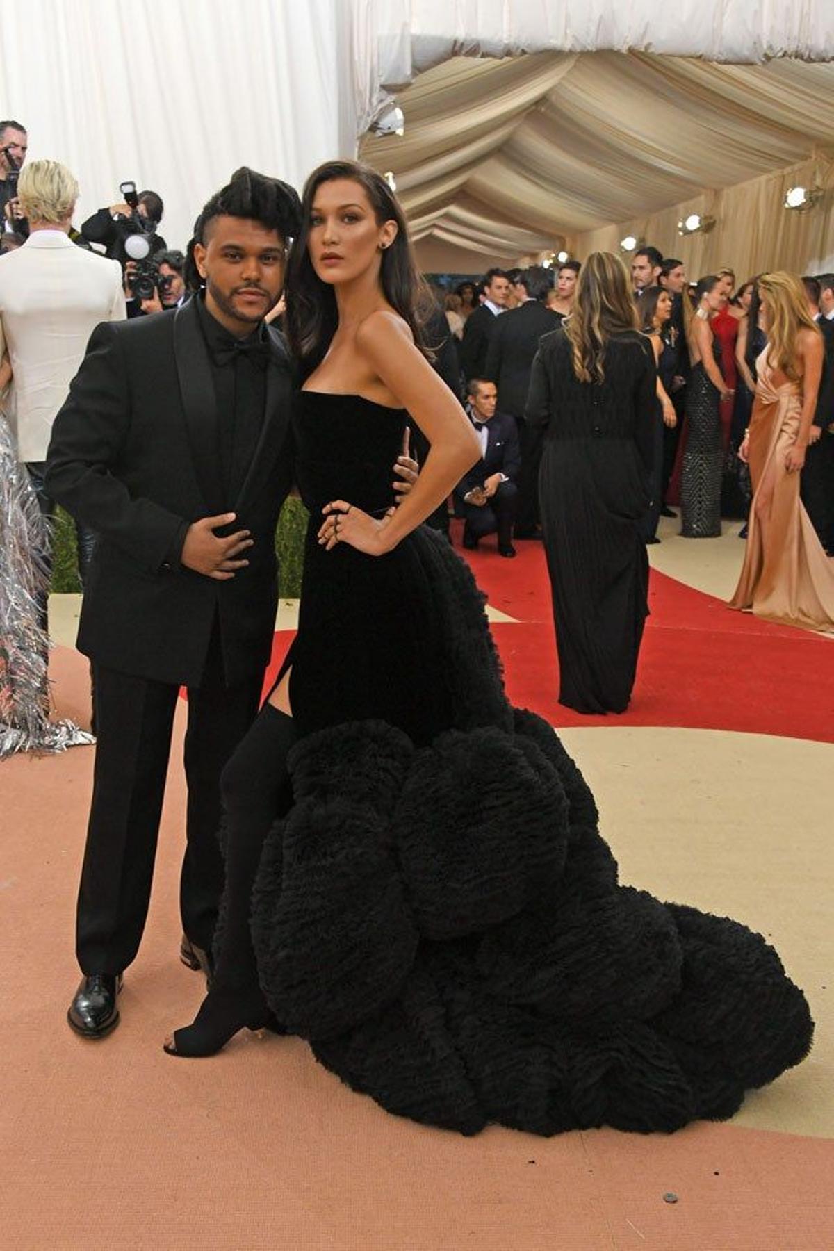 The Weeknd y Bella Hadid, de Givenchy en la alfombra roja de la gala Met 2016.