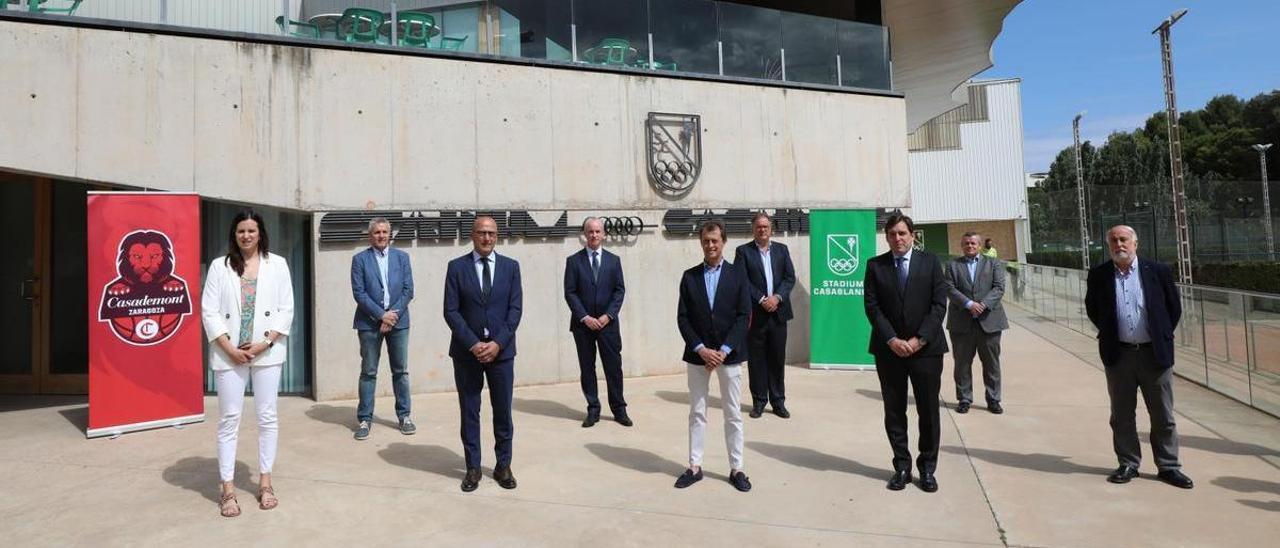 Foto de familia del acuerdo por el que el Basket Zaragoza 2002 se hacía cargo del equipo de Liga Femenina.