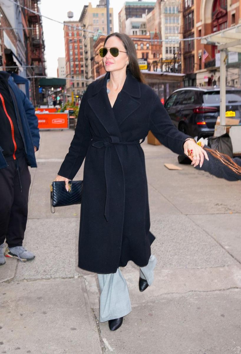 Angelina Jolie con abrigo de paño negro