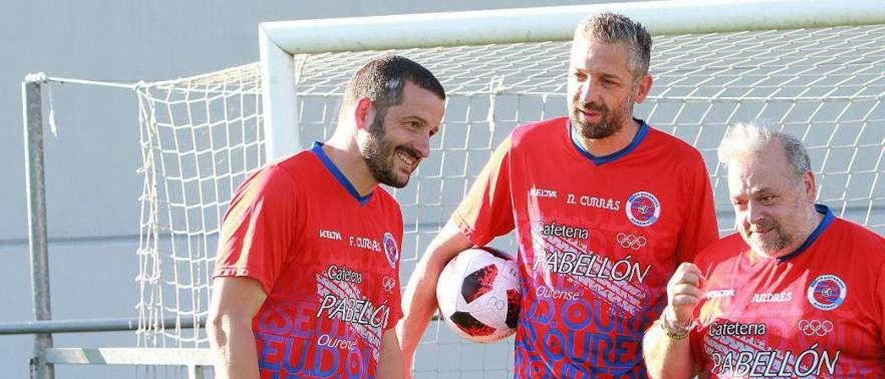 Fernando Currás parece meditar la situación de la UD Ourense junto a su cuerpo técnico. // Iñaki Osorio