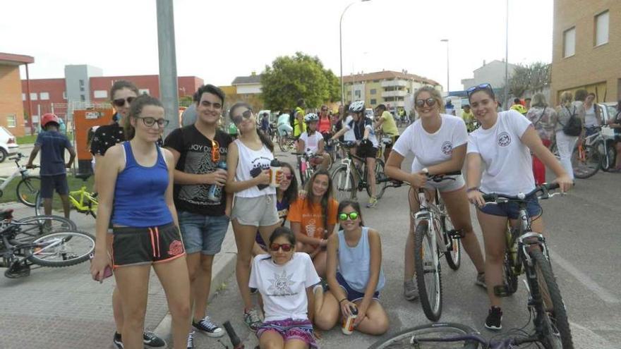 Un grupo de amigos que hicieron la marcha juntos.