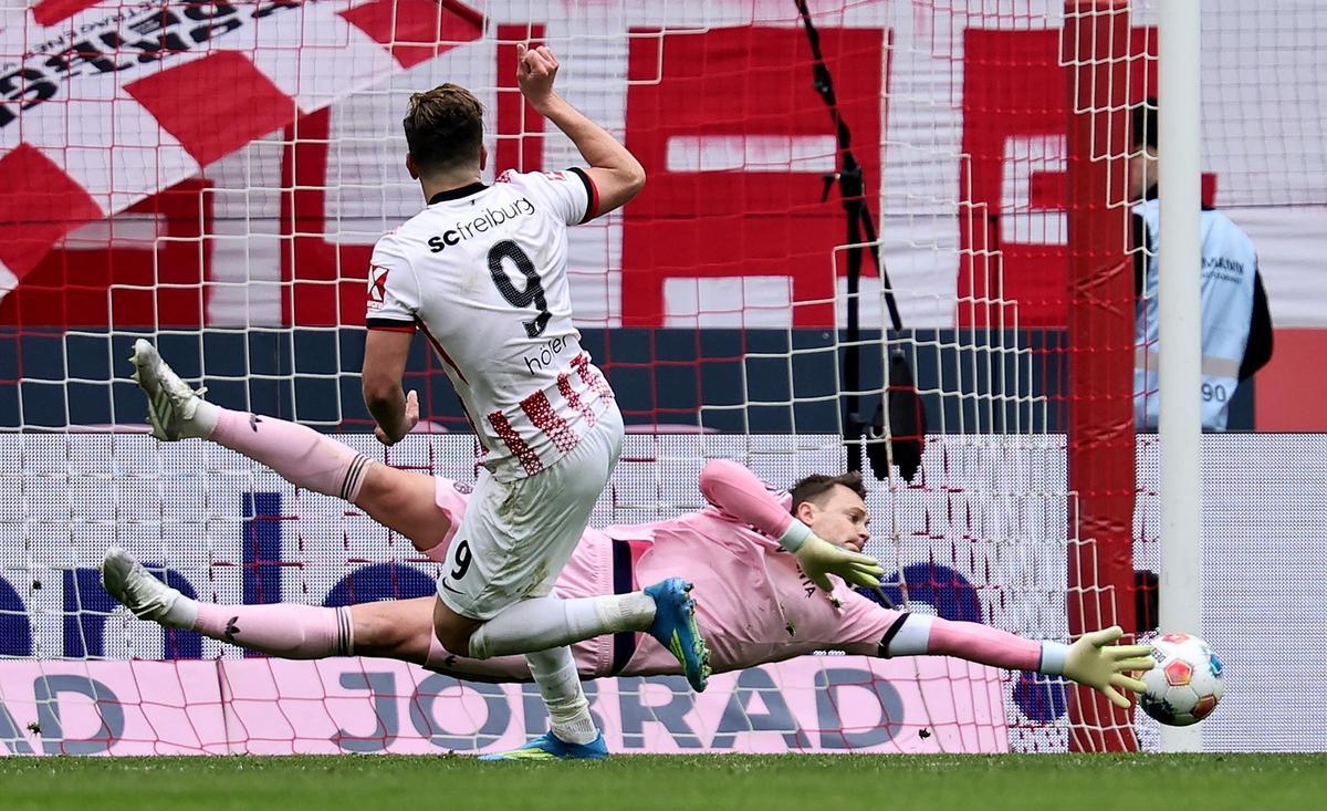 Lucas Hoeler, del Friburgo lanza contra Neuer en el último partido contra el Bayern.