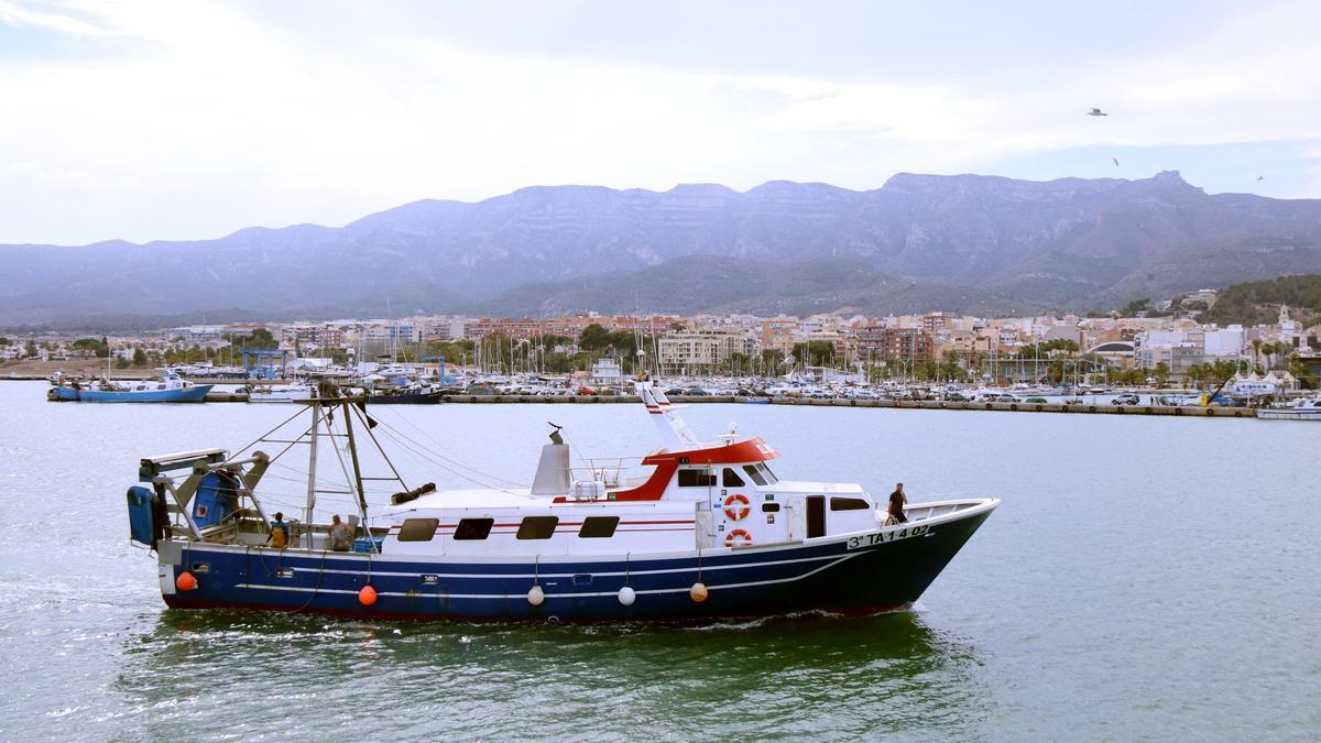 Una barca d'arrossegament tornant al port de la Ràpita després de la jornada de pesca