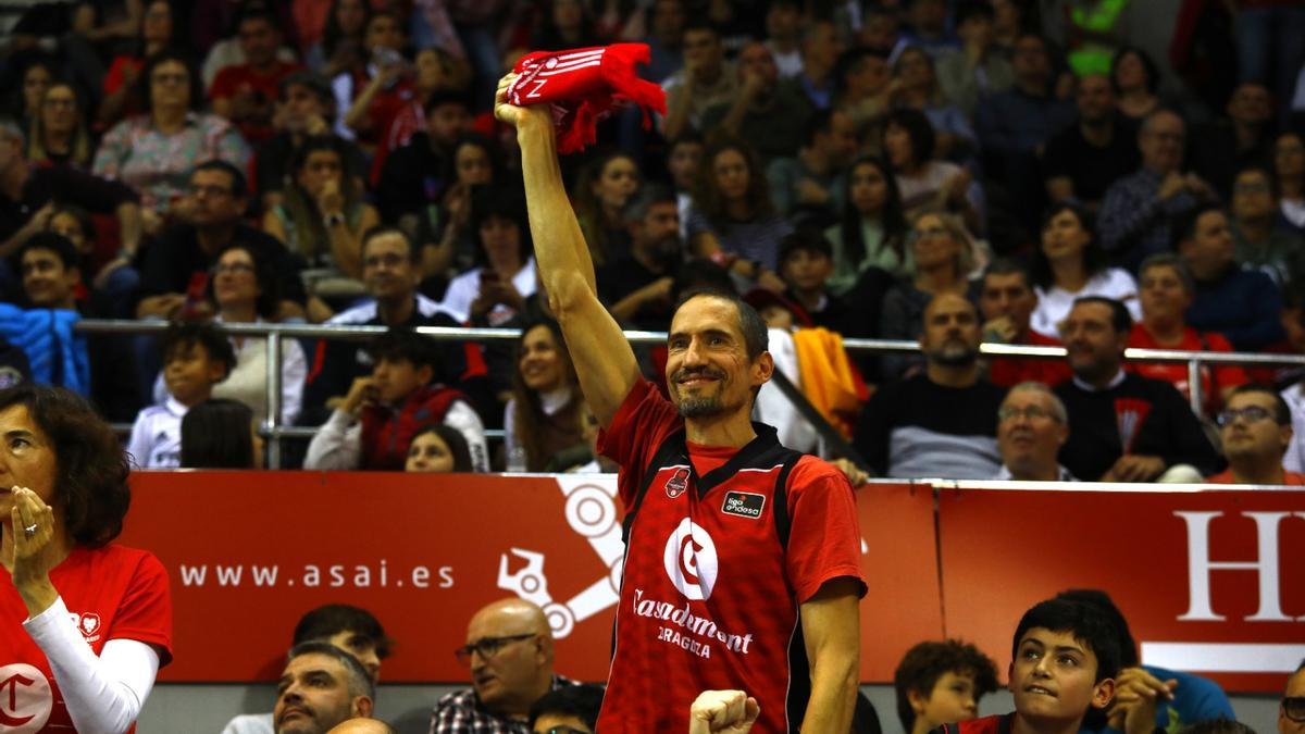 Un aficionado del Casademont, en el Príncipe Felipe