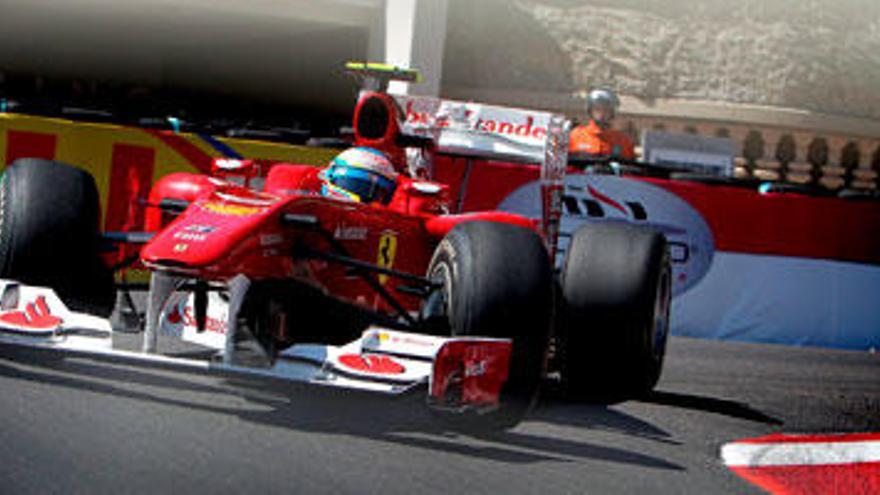El piloto espñaol de Fórmula Uno Fernando Alonso, de Ferrari, participa en la primera sesión de entrenamientos para el Gran Premio de Mónaco, en el circuito de Monte Carlo.