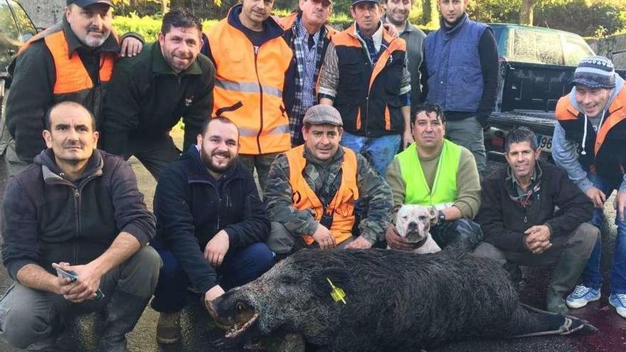 Los cazadores con el jabalí de 164 kilos. // Santos Álvarez