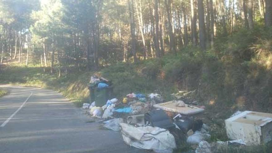 Acumulación de basura junto a un vial del municipio de Gondomar.