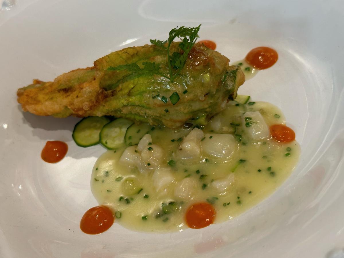 Flor de calabacín  rellena de brandada  sobre callos de bacalao.