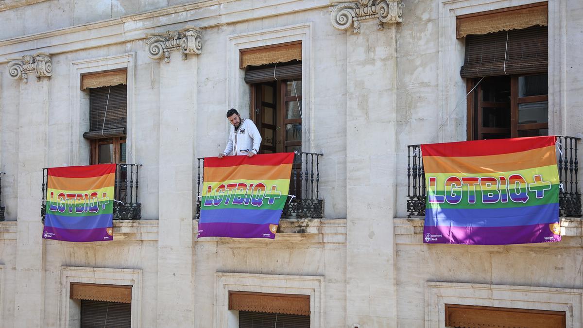 El Ayuntamiento de Alcoy con banderas arcoiris en favor de colectivo LGTBI, en imagen de archivo