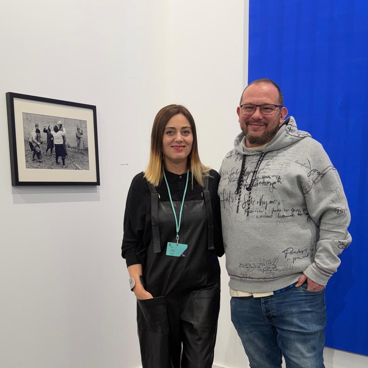 Chus Villar con Dani Soler (hijo de Anna Turbau), en la feria Arco 2026