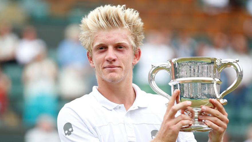 Alejandro Davidovich con su trofeo en Wimbledon.