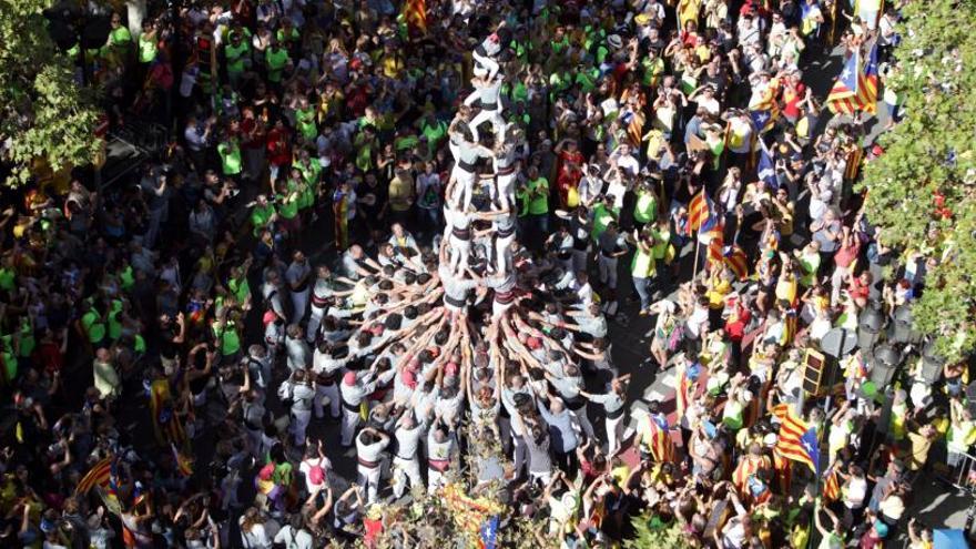 Castellers i geganters amenitzen la manifestació de la Diada a Barcelona