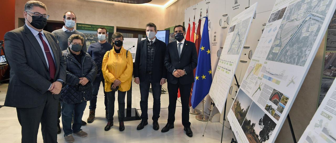 La presentación del inicio de los trabajos para recuperar los meandros del Segura, en el Ayuntamiento de Murcia