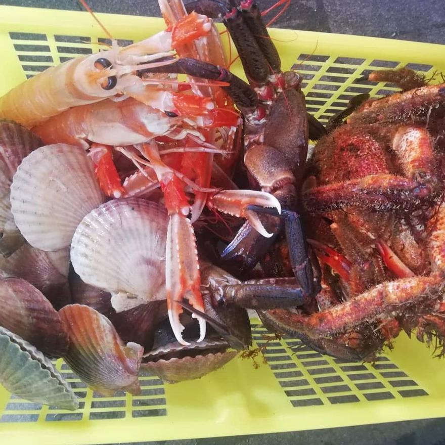 Una mariscada para dos en el puesto de venta de Pescados Sabarís, en la plaza de abastos de Vilagarcía.