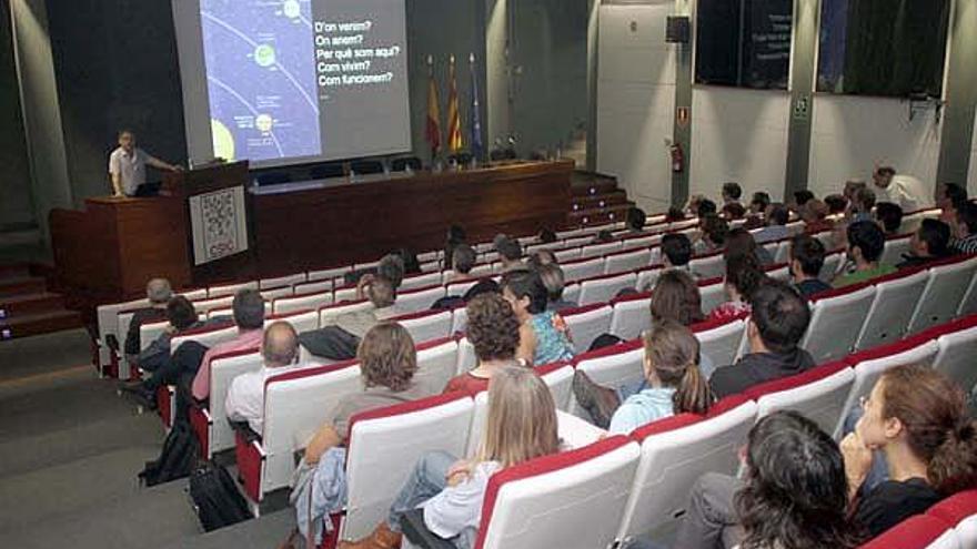 L&#039;investigador Josep Peñuelas pronunciant la conferència sobre ecologia terrestra a la sala d&#039;actes, ahir.