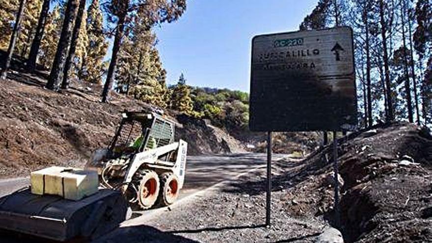 Un tractor frente a una señal calcinada, en Gáldar.