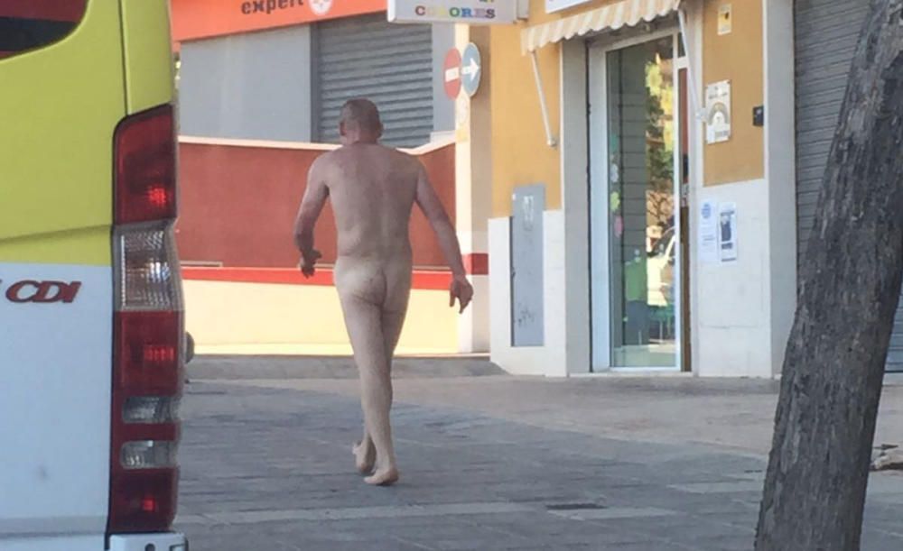 Un hombre desnudo se pasea por Aspe