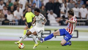 YEDA (ARABIA SAUDÍ), 08/01/2026.- El cdelantero del Real Madrid Rodrygo Goes (i) disputa un balón con el centrocampista del Atlético de Madrid Conor Gallagher (d) durante la semifinal de la Supercopa de España entre el Atlético de Madrid y el Real Madrid, este jueves en el Estadio Rey Abdullah, en Yeda. EFE/Kai Forsterling