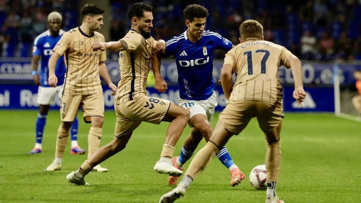 Ilyas Chaira, durante el encuentro entre el Oviedo y el Málaga en el Carlos Tartiere, esta temporada.