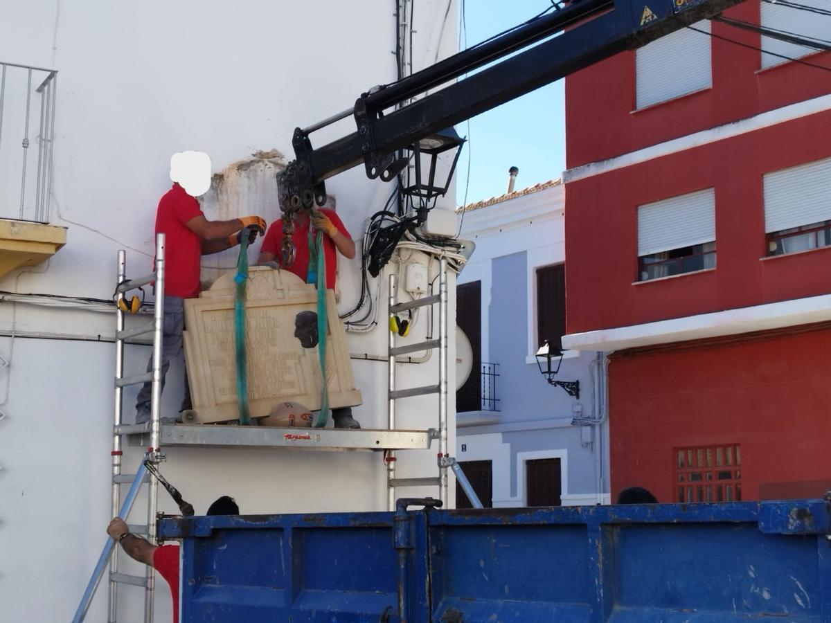 La placa del gobernador franquista, retirada de la calle Gonzalo Viñes.