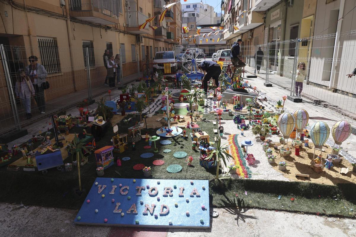 Ornamentación de calle de la Falla La Victòria.