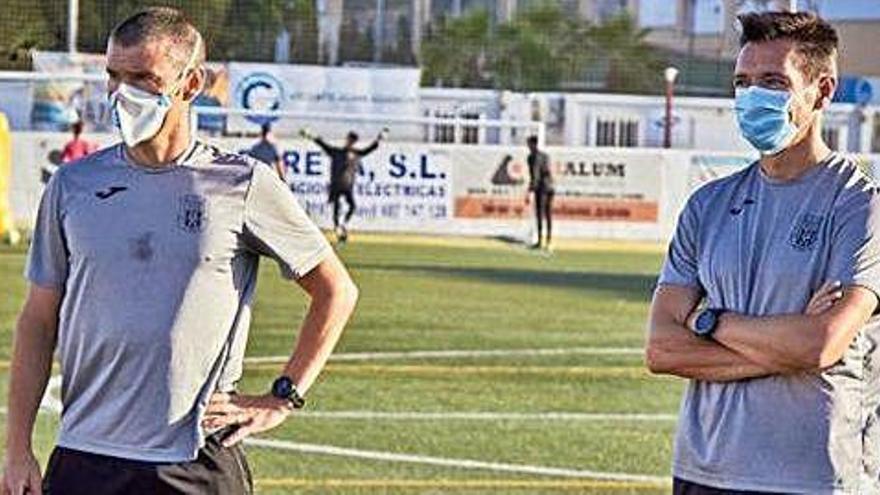 Raúl Casañ, a la derecha, observa un entrenamiento junto a Vicente Egea, su preparador físico.