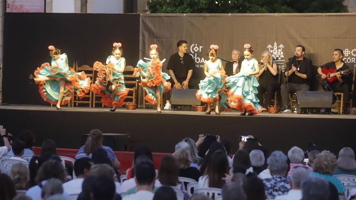 Las academias de baile llenan de ritmo la plaza de las Tendillas