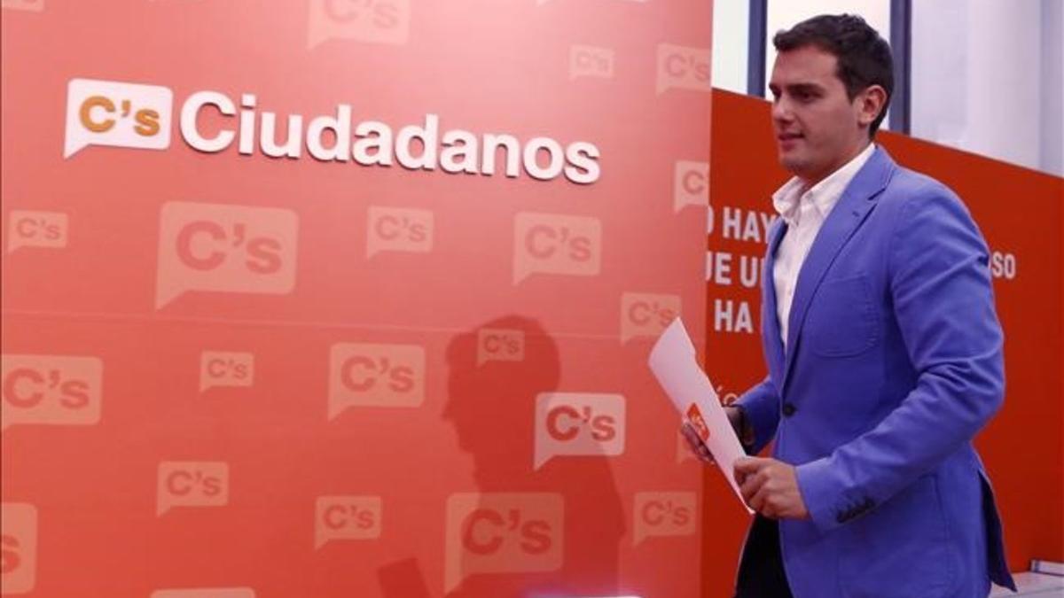 Albert Rivera se dispone a dar una rueda de prensa, en la sede de C's en Madrid, tras la reunión de la ejecutiva.