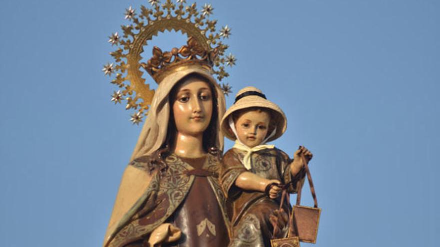 La Virgen del Carmen junto al Niño Jesús con el sombrero graciosero, en la procesión del pasado martes. | javier bermúdez