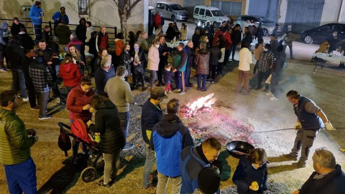 Los vecinos disfrutaron junto a las brasas de la merienda popular. | SERVICIO ESPECIAL