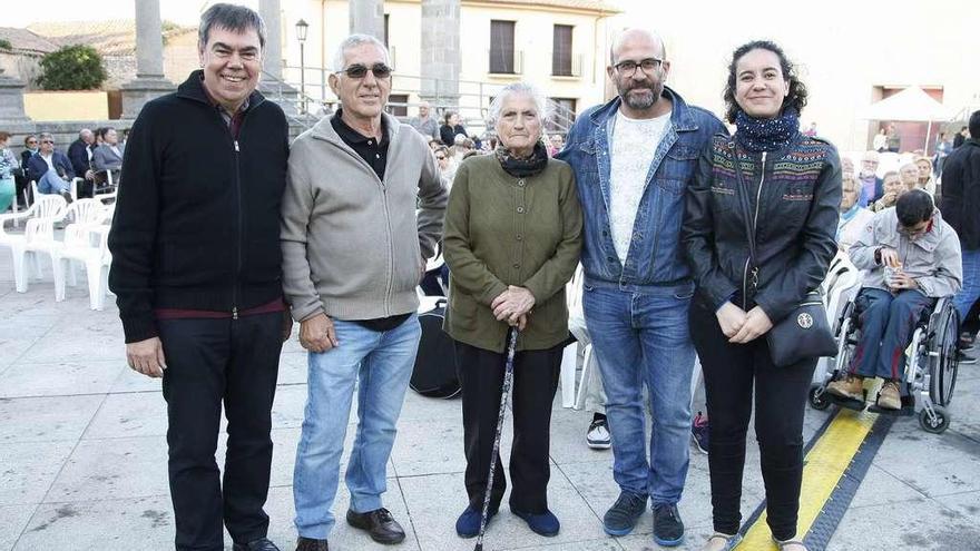 Maruja Torres, la homenajeada (centro), junto a sus familiares y los organizadores de la Muestra de Folklore.