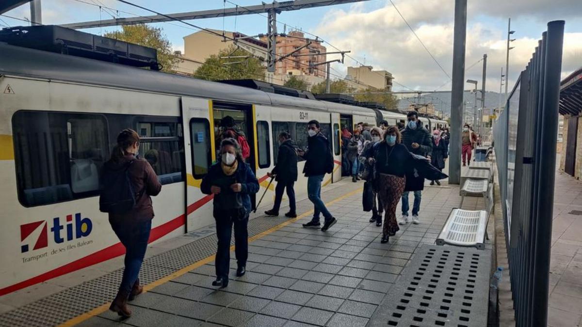 Pasajeros llegando a la estación de Inca, ayer. | J.F.S.