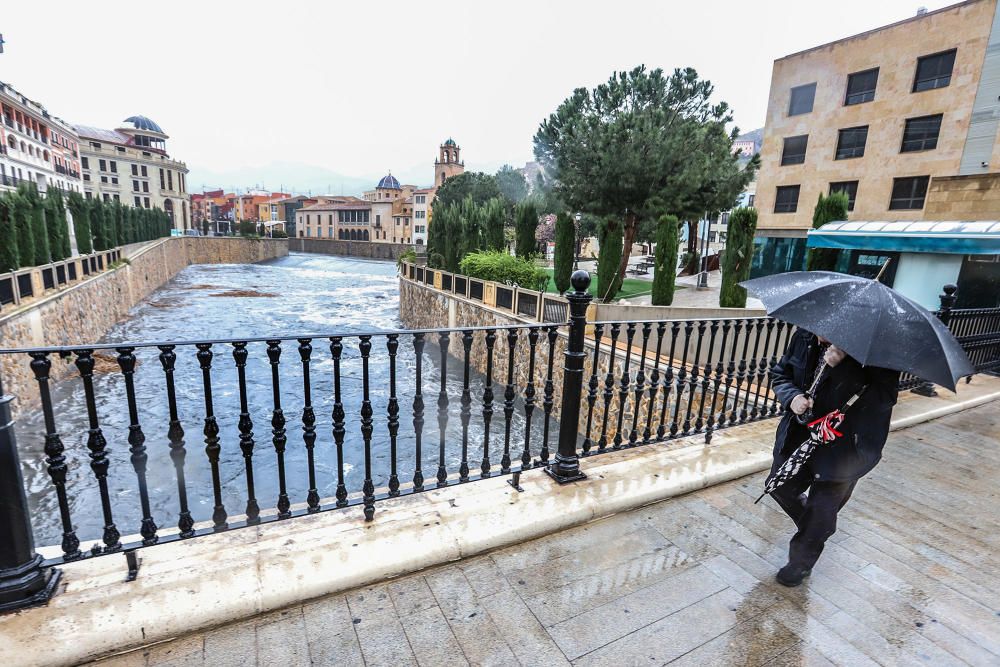 Las lluvias aumentan el caudal del Segura en Orihuela y causan problemas en algunos viales