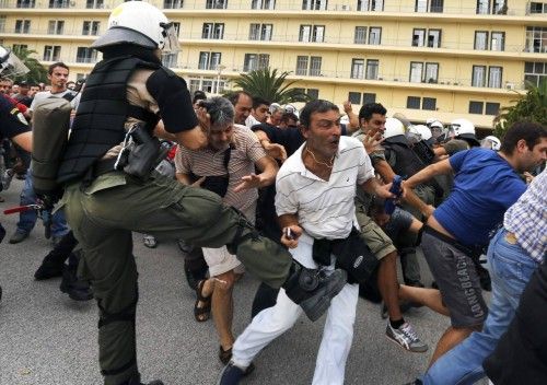 Antidisturbios golpean a manifestantes que trataban de escapar de la detención durante una manifestación en el patio del Ministerio de Defensa en Atenas