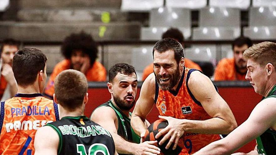 San Emeterio, entre jugadores del Joventut