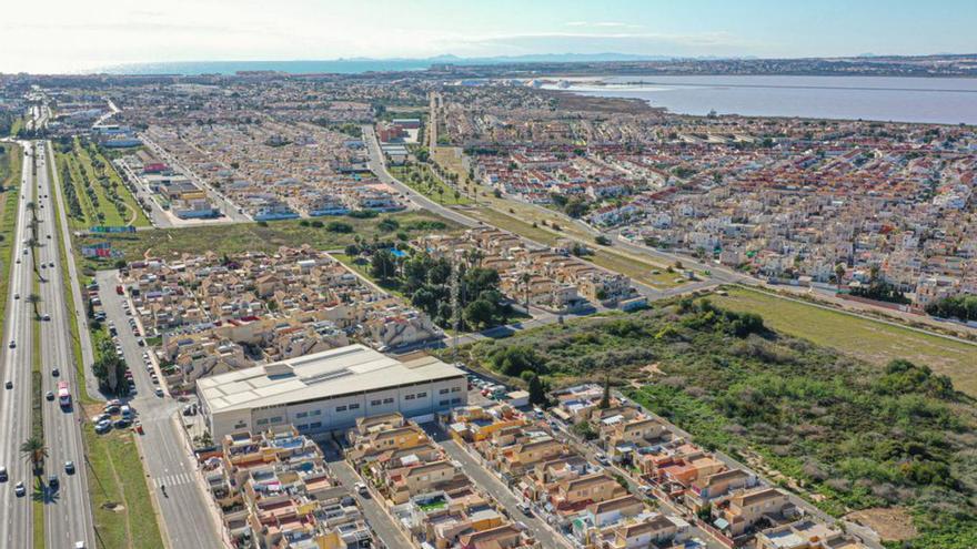 Vista panorámica de Torrevieja desde San Luis hacia el sur del casco urbano.  | T. SEVILLA