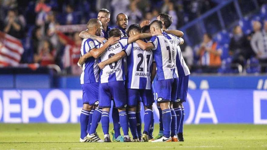 Los futbolistas blanquiazules forman una piña tras la victoria frente al Sporting en Riazor, la última de las tres que el Dépor logró en casa este año.