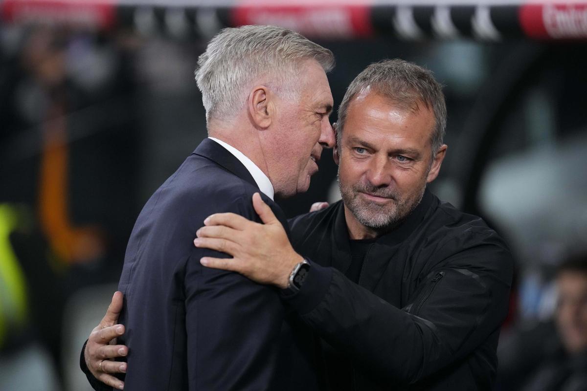 Ancelotti y Flick se abrazan antes del Clásico en el Bernabéu