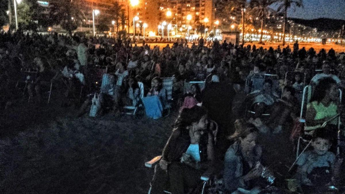 Público concentrado en una noche de San Juan en la playa de Sant Antoni, en una imagen de archivo.