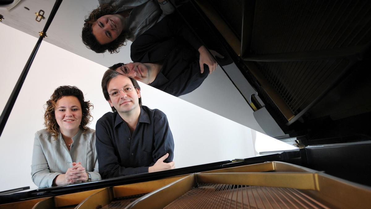 Mireia Fornells i Joan Miquel Hernández, de Nexus Piano Duo, al seu domicili d'Arenys de Mar
