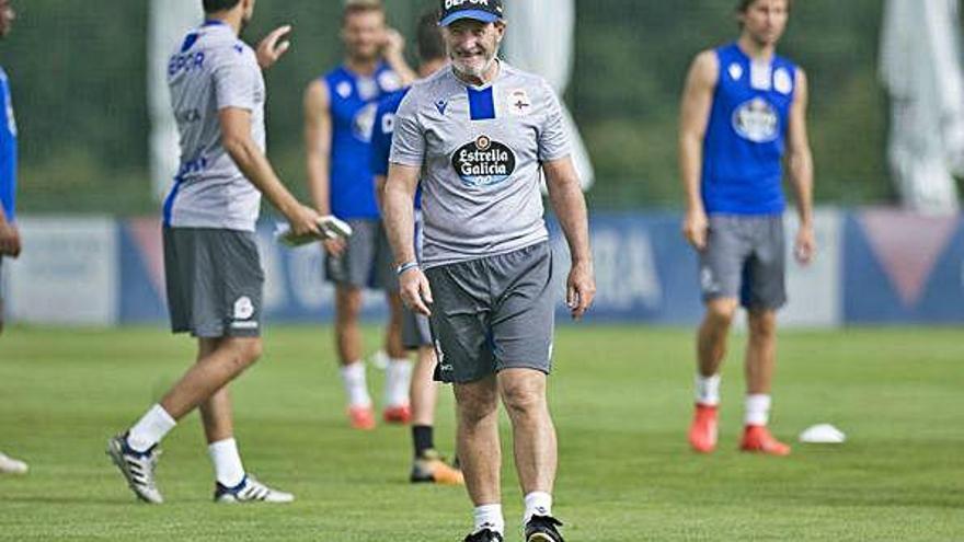 Juan Antonio Anquela camina sobre el césped de la ciudad deportiva durante el entrenamiento de ayer.